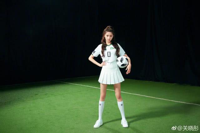鹿晗关晓彤踢足球照片,关晓彤踢过足球后的照片