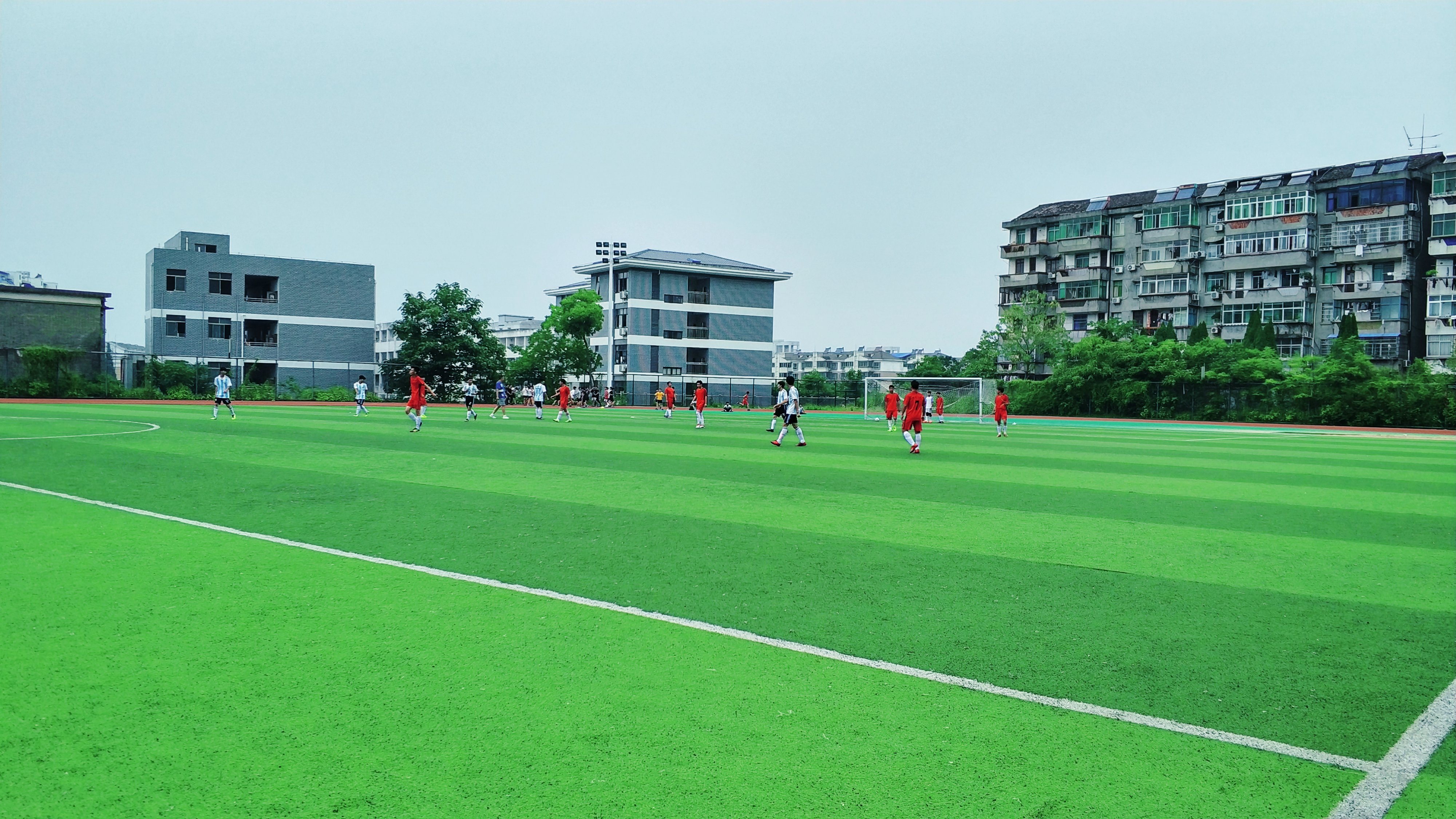 马上就要高考了，去抚州市第一中学看他们踢一场校际足球赛