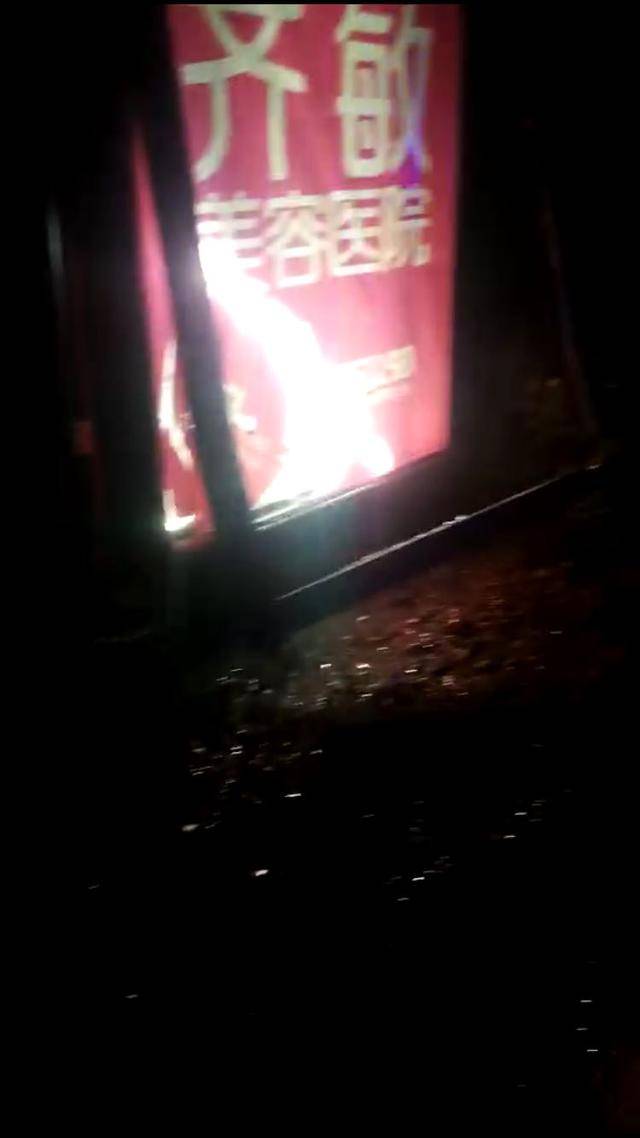 「辽宁老铁把车开的扣在路面」路灯杆都撞歪了