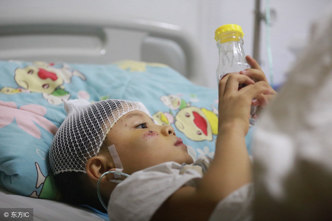 小孩脸让同学划伤用报警吗,幼儿园里小孩脸被同学划伤怎么办