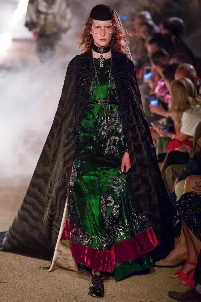 在“鬼”火重重的墓地看秀，是GUCCI给了你勇气