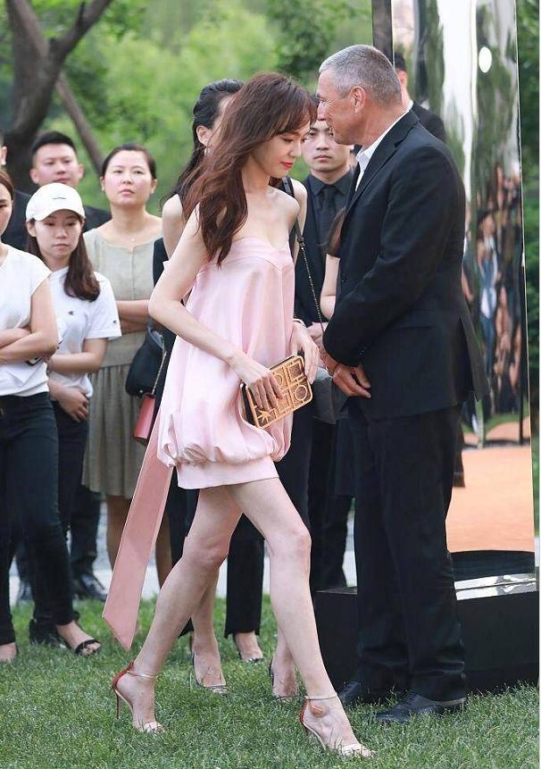 唐嫣参加活动大秀长腿,唐嫣现身机场秀逆天长腿