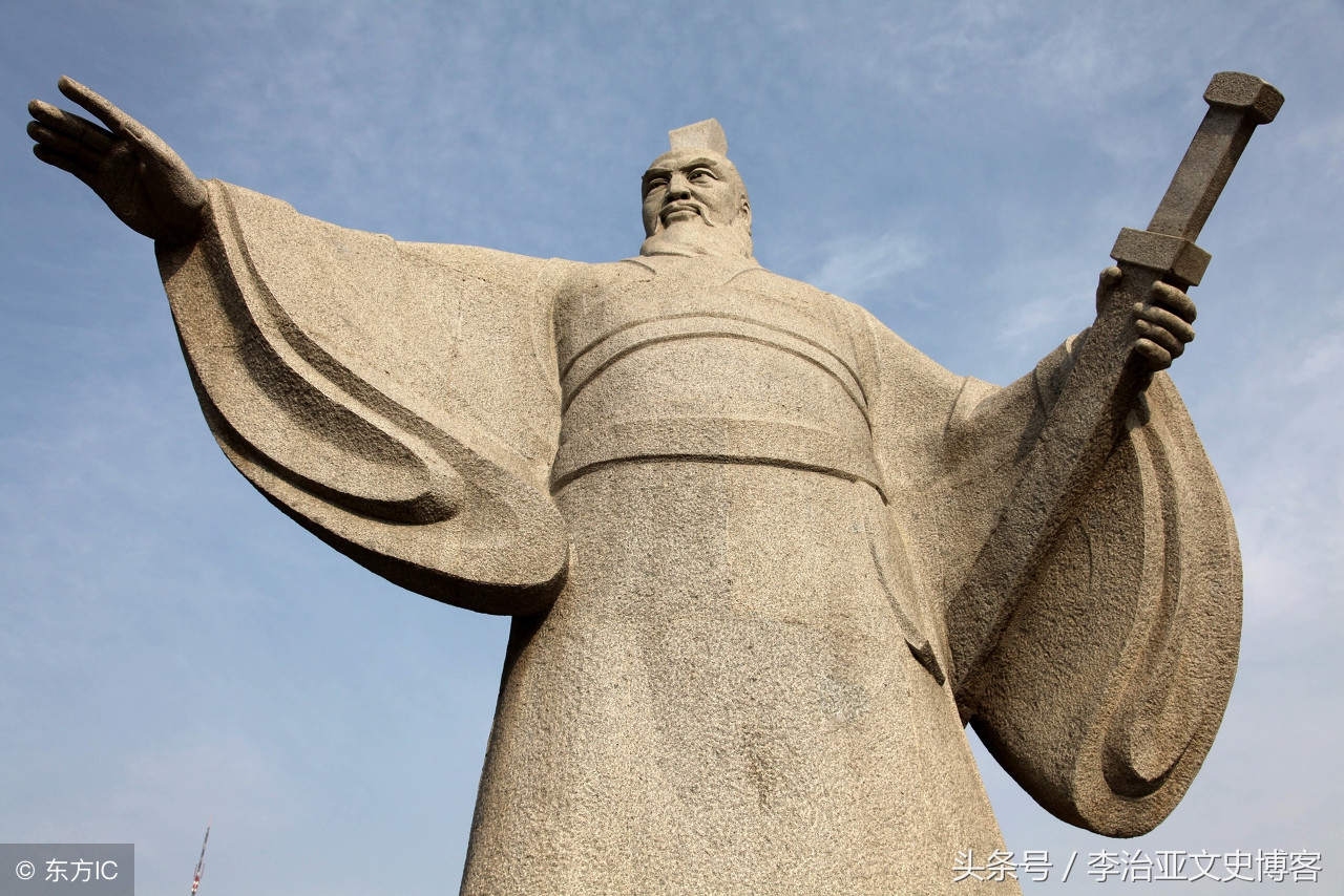 曹操在温酒斩华雄表现出来的品质,曹操温酒斩华雄的人是谁