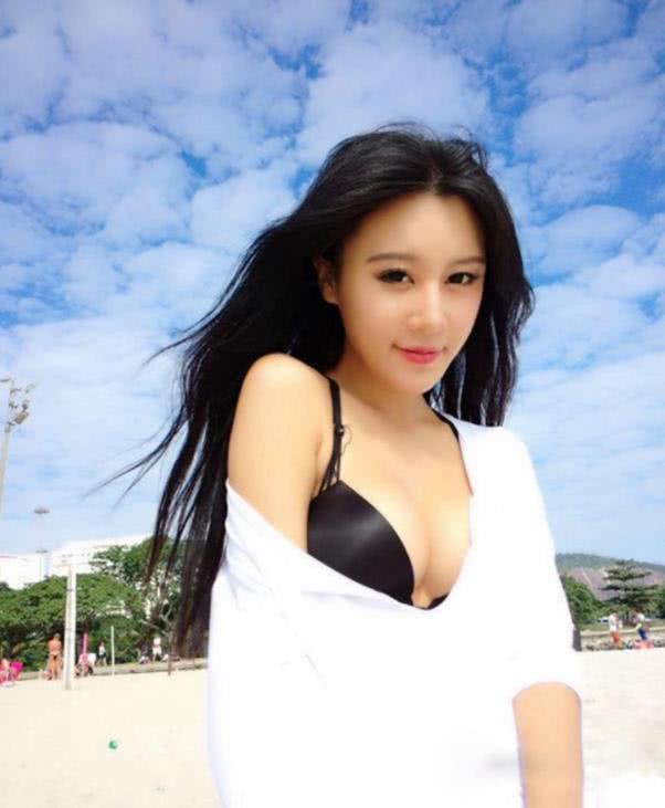 “中国乳神”自拍性感比基尼，网友：果真是“来势胸胸”