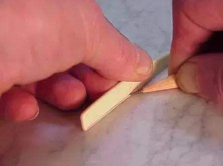 吉他弦距过高的原因及解决办法