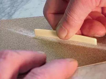 吉他弦距过高的原因及解决办法