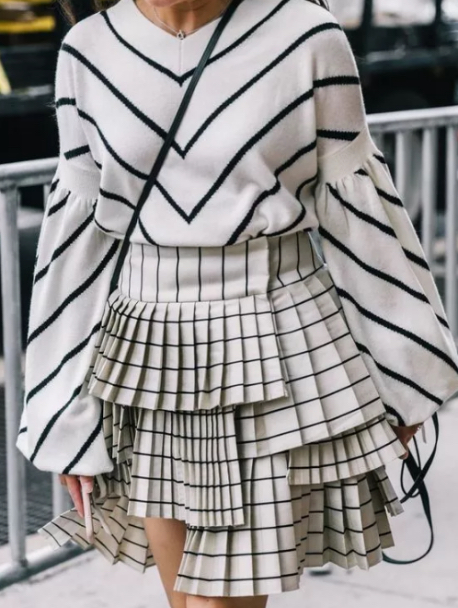 关晓彤穿百褶裙踢足球,关晓彤过膝靴穿搭