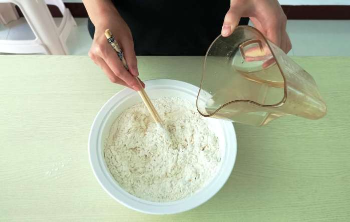 1碗面粉1个鸡蛋教你制作空心油条,1碗面粉2个鸡蛋教你做香甜酥脆