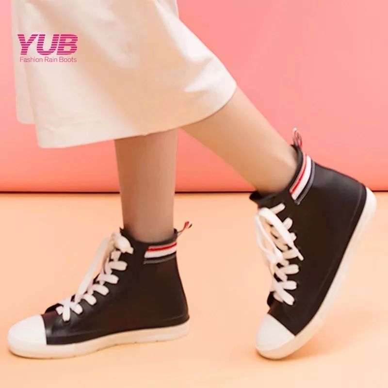 穿上雨鞋,下雨天穿雨鞋防水又好看时尚