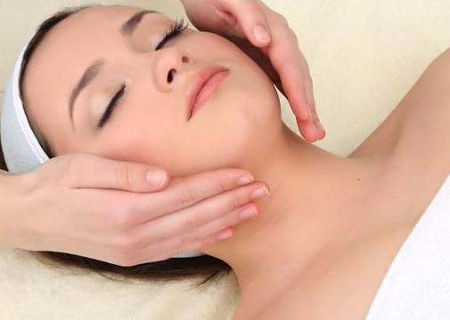 鼻尖出油是身体哪个部位有毛病,鼻翼两侧起皮脸部出油鼻尖出油