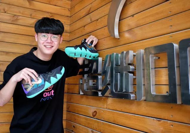 最烈青春丨这个拿10年单身换aj1的00后，比易烊千玺还酷