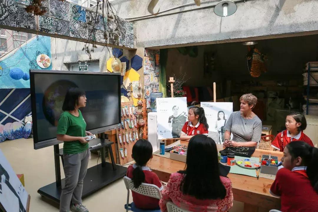 支持减塑，英国驻华大使和成都小学生一起DIY环保帆布袋