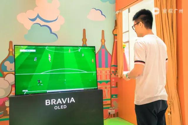 人气王吴卓羲携全城独家世界杯版潮熊Qee空降天汇广场igc!