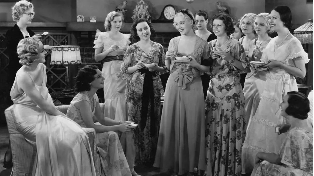 大胸妹千万别点开!这条爆款裙子小胸妹子穿着更美