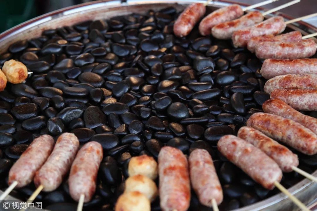 网上卖的火山石烤肠是什么肉做的,街边两块钱的烤肠里到底是什么肉