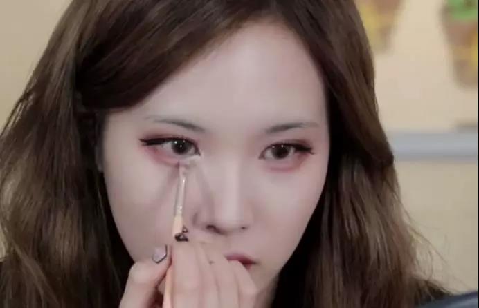 眼睛小睫毛短？学会这几招立马让眼睛放大两倍，堪称诈骗级化妆术