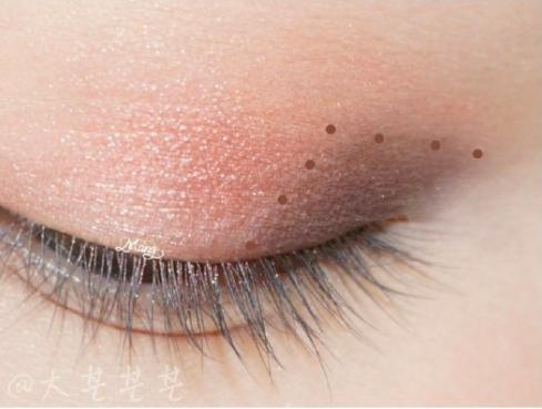 更新一个适合日常的眼影简单画法,眼影画法新手两色眼影盘