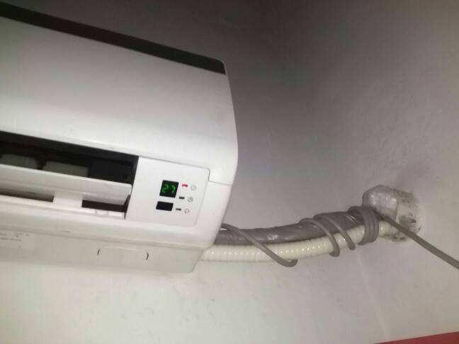 空调左边漏水调整位置后右边漏水,空调制热外机底部漏水还有水蒸气