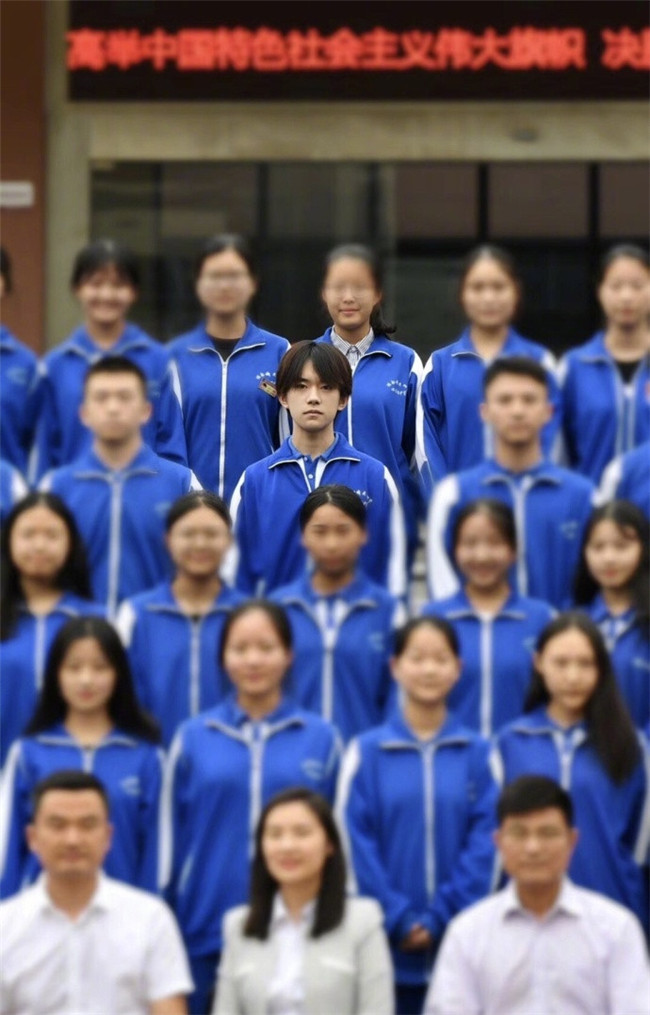 易烊千玺黑板写字,高考前夕易烊千玺在黑板写字