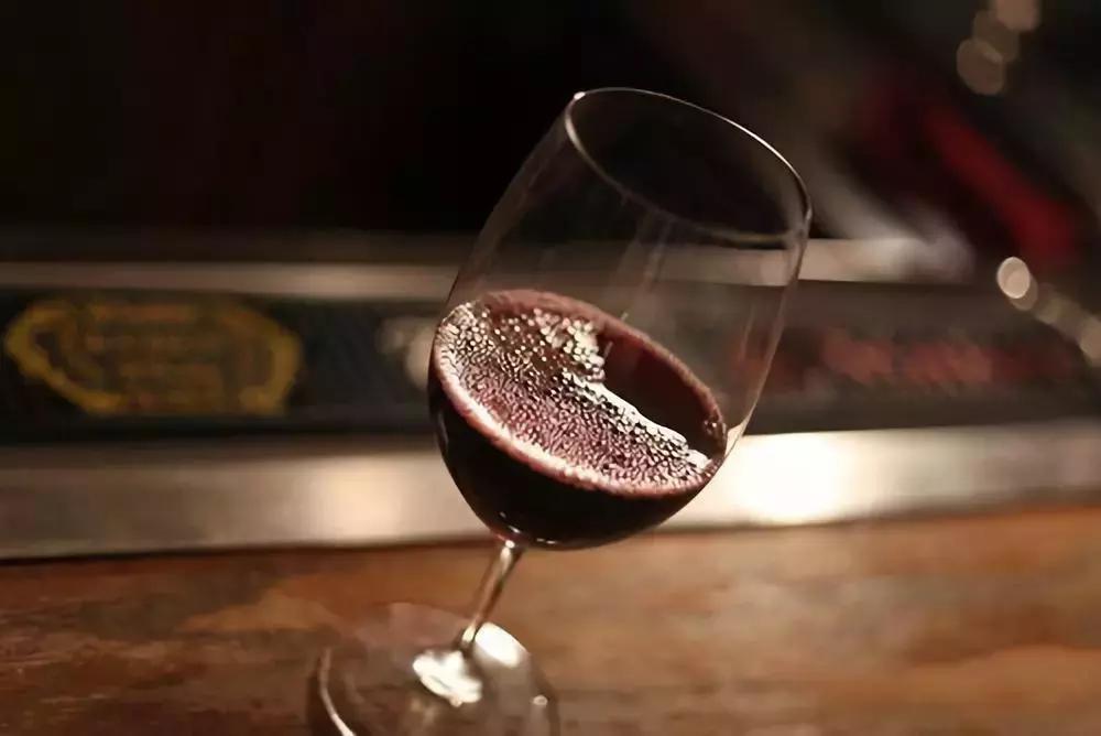 熬夜看球赛，葡萄酒amp;零食搭配的吃喝指南