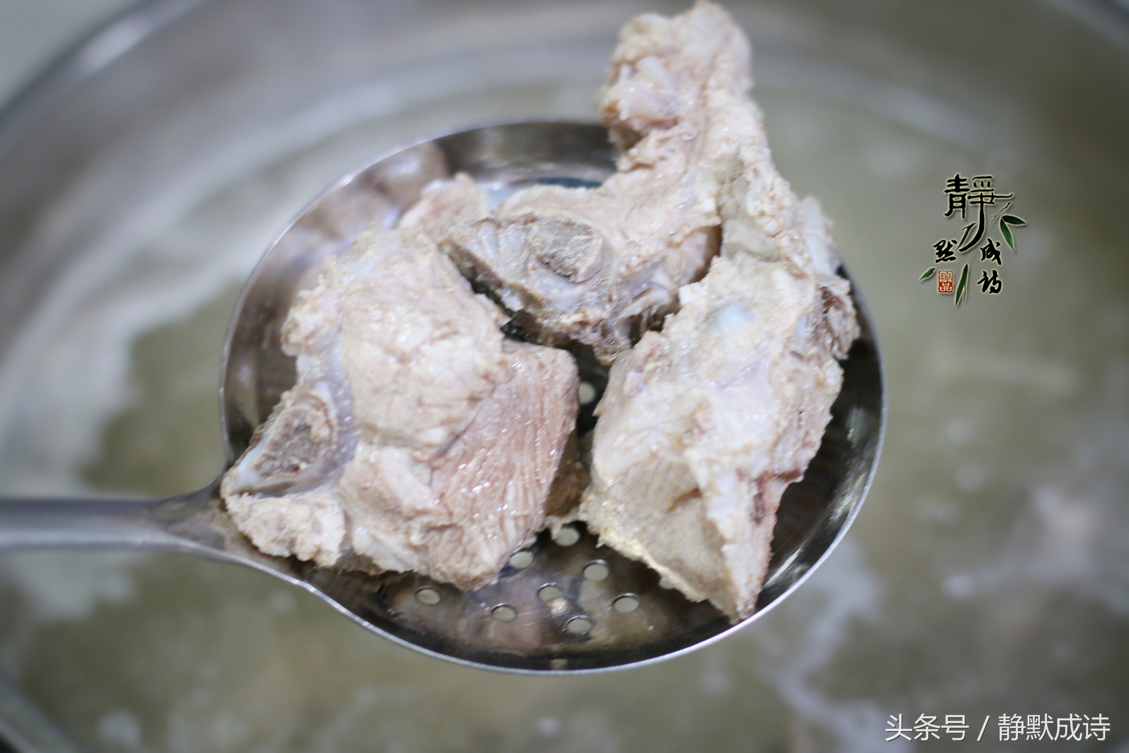 怎么熬一锅好的骨头汤,羊骨头汤奶白色妙招