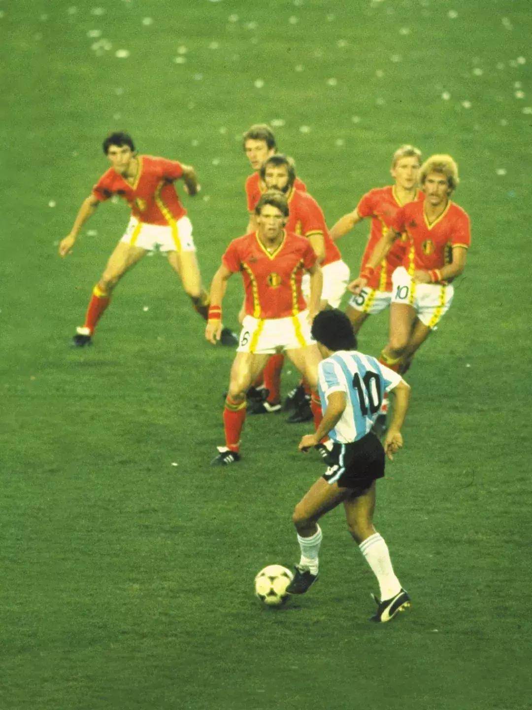 球王贝利和马拉多纳合照,球王贝利和博尔特