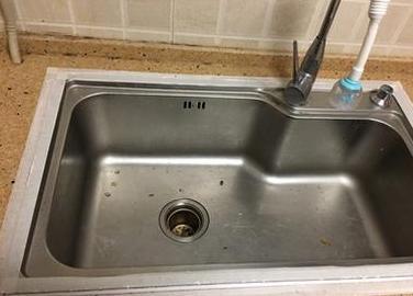 水槽玻璃胶发霉漏水,厨房水槽发霉用美缝剂还是玻璃胶