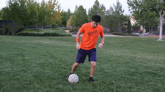 足球青训踩球怎么训练的,足球教学踩单车