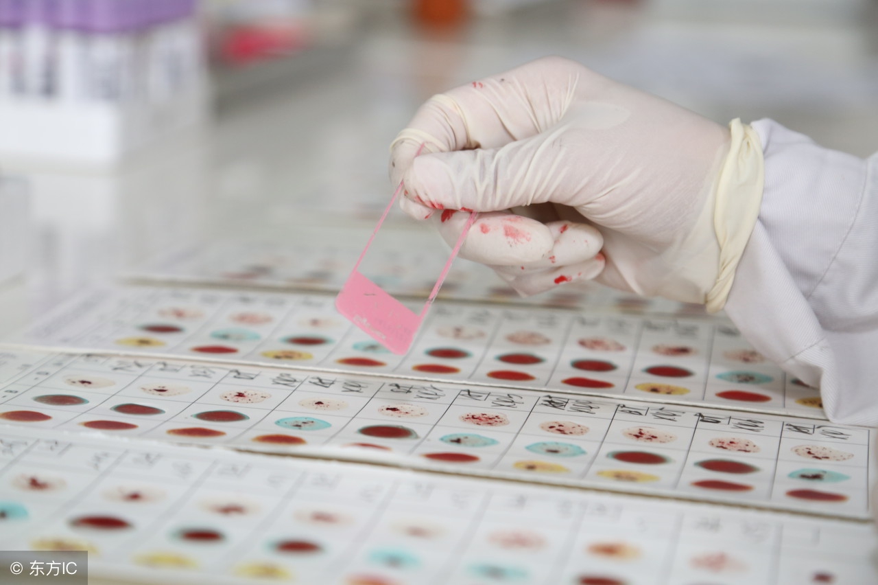 o型血的妈妈能生出来ab型的孩子吗,AB型血的父母能生出O型血的孩子吗