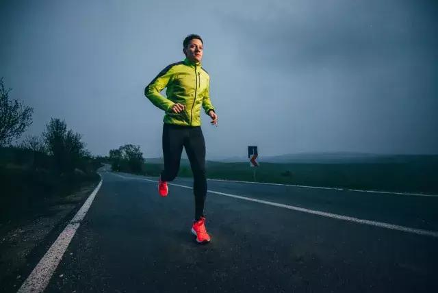 炎炎夏日不愿动？没关系，收好这份夜跑指南，在晚上悄悄燃脂