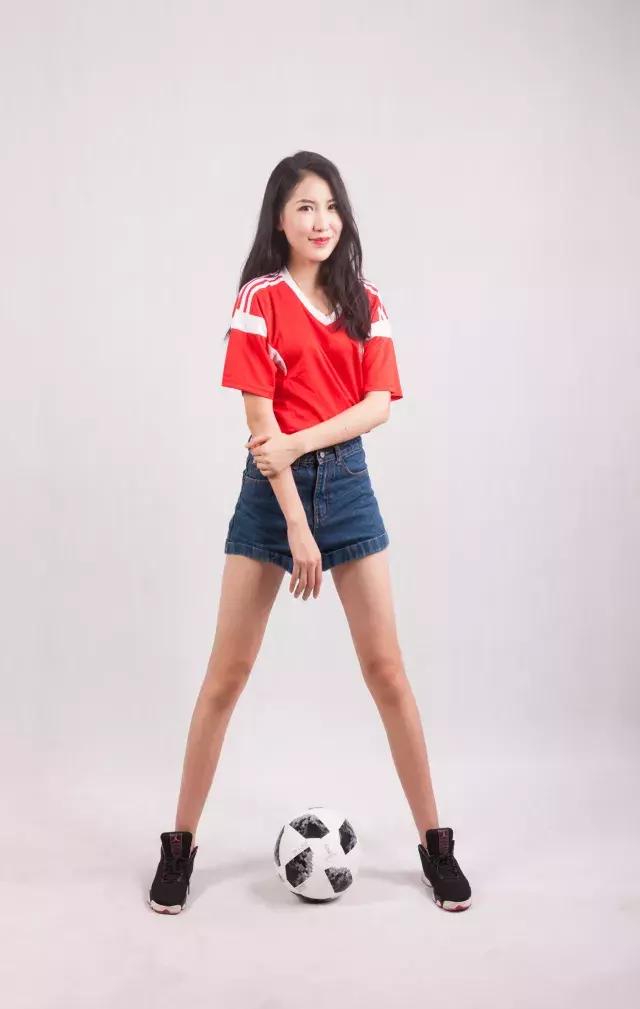 这些空姐都是正宗女球迷