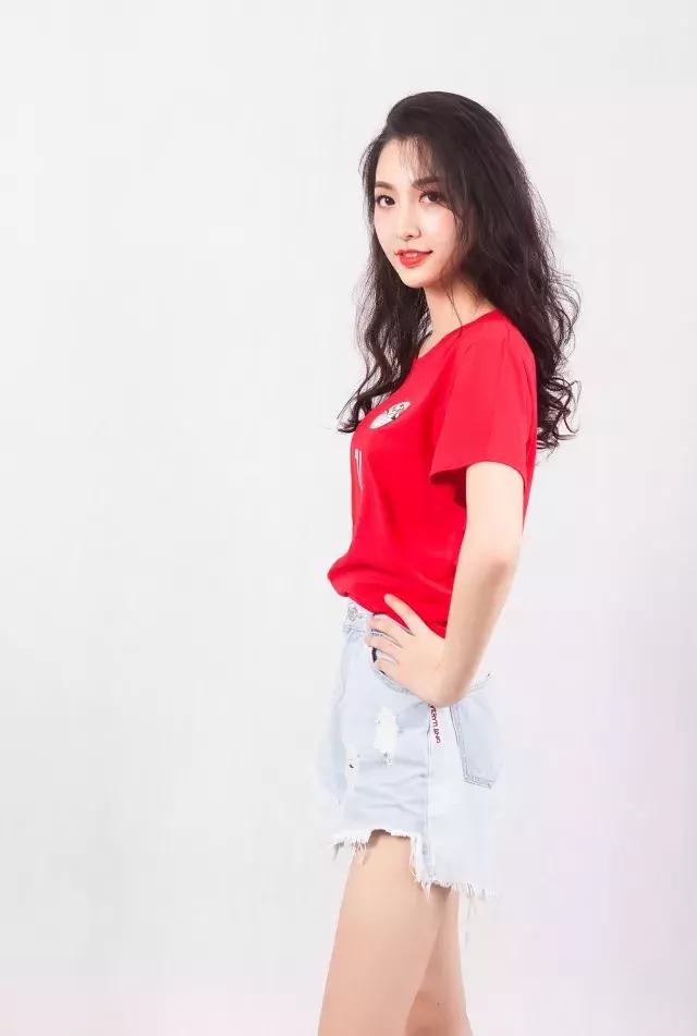 这些空姐都是正宗女球迷