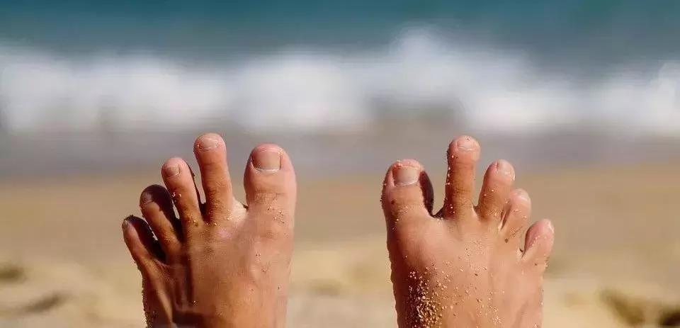 跑步脚上起血泡长什么样子,跑步大脚趾起水泡是怎么回事