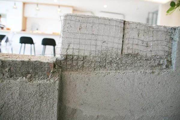 邻居家的墙倒了砸了我怎么办,邻居家墙倒了怎么处理