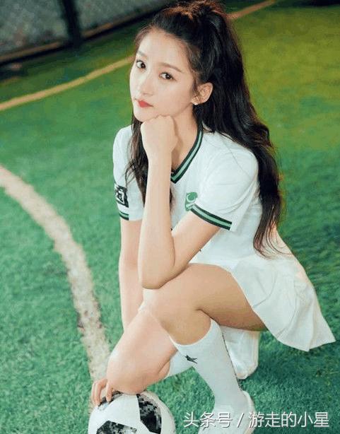 关晓彤鹿晗踢皮球,鹿晗教关晓彤踢足球