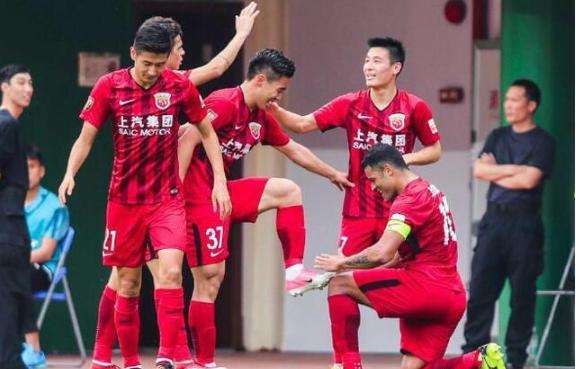 可悲可叹！上港国脚一“拘谨”式传球遭外援怒吼，国足也该反思了