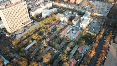 小车坠河10岁男孩,河南轿车下水救人