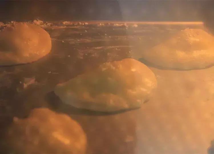 层层酥脆奶香浓郁太好吃了,榴莲酥有层次的酥皮