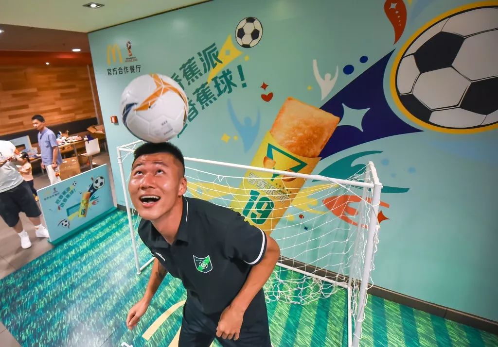 太Crazy了！绿城球员在麦当劳里踢足球！