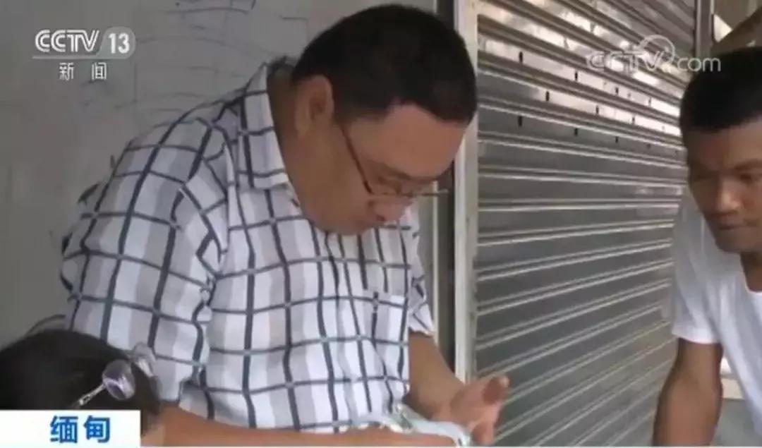 缅甸翡翠现场的翡翠是真的吗,翡翠造假染色视频