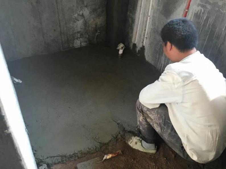 师傅说找平后铺地砖不会空鼓，然而施工到一半，业主就叫停了