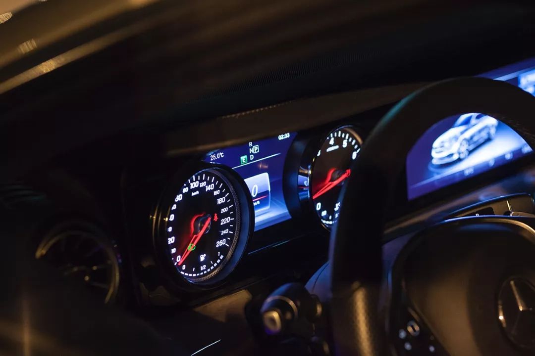 10年奔驰e200试驾视频,夜空中最亮的星惊艳版