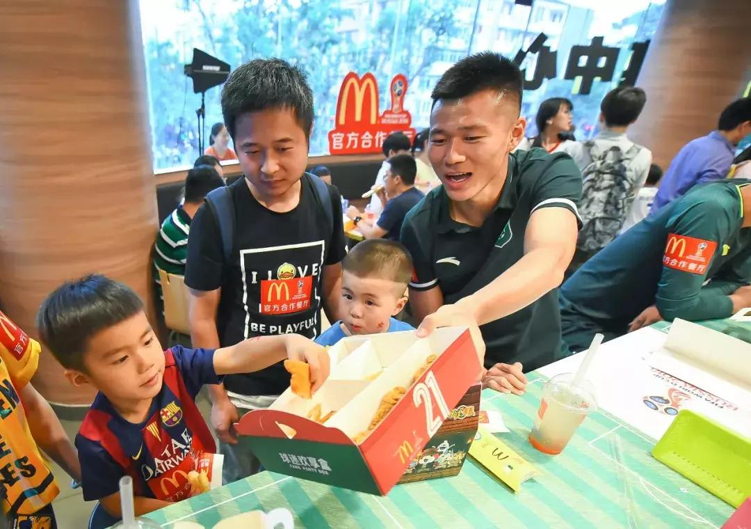 世界杯足球宝贝高燃集锦,球迷热情助威世界杯精彩纷呈