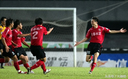 「逍遥侃球」看球是一种生活方式三好青年都看球