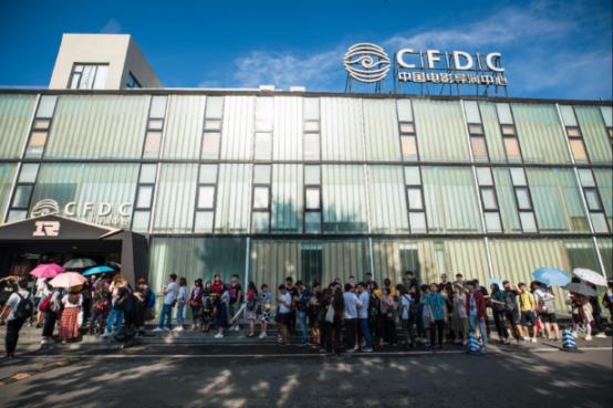 rng夺冠粉丝泪目,rng夺冠中国粉丝庆祝震撼场面