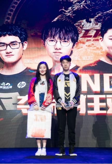 rng夺冠粉丝泪目,rng夺冠中国粉丝庆祝震撼场面