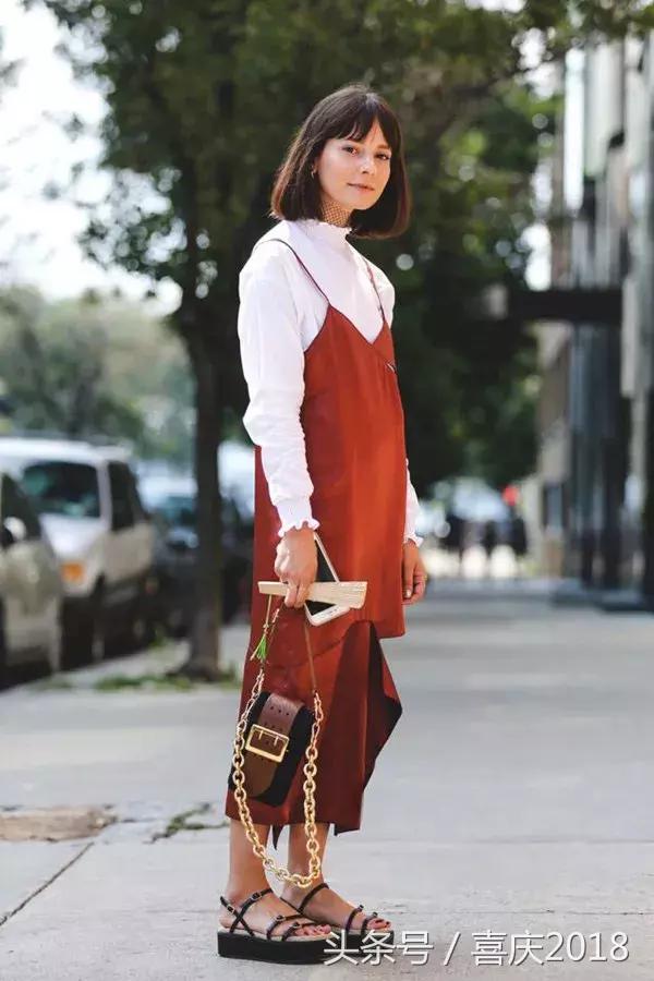 怎么把普通吊带穿的很时髦,小吊带怎么穿比较好看