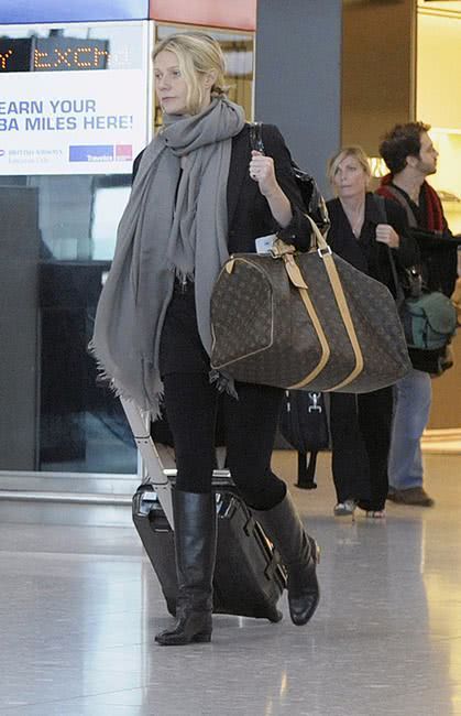 新买的皮包特别硬正常吗,新买的皮包包有异味怎么处理