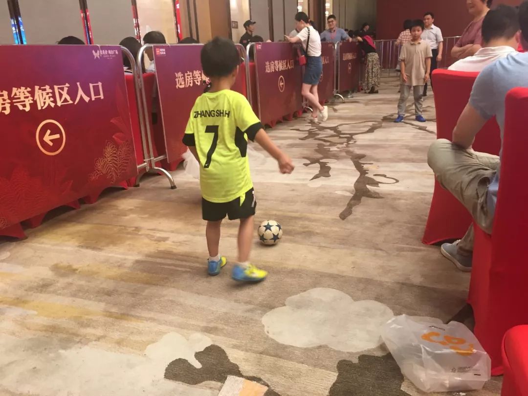 河西开盘：现场踢足球，弄错号码喊来警察，还有盘首付降至三成……