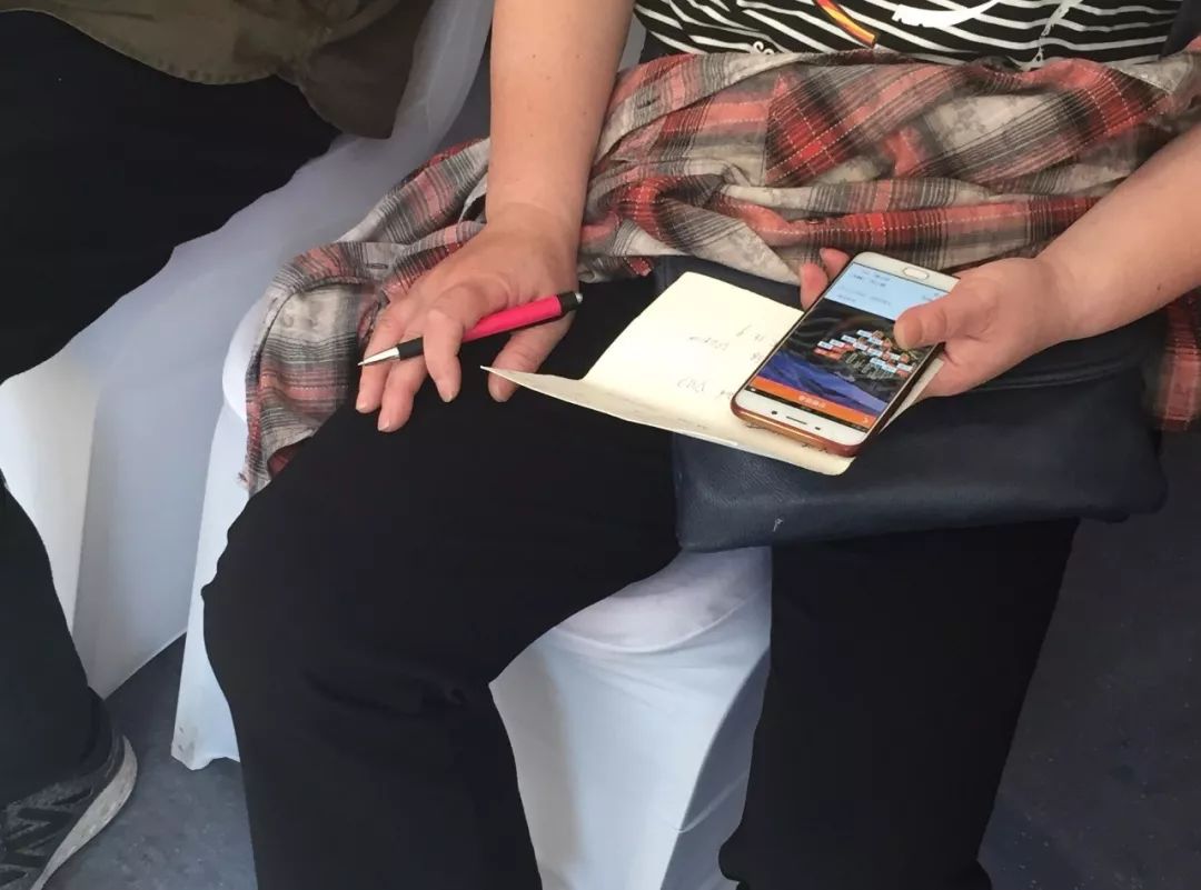 河西开盘:现场踢足球,弄错号码喊来警察,还有盘首付降至三成……